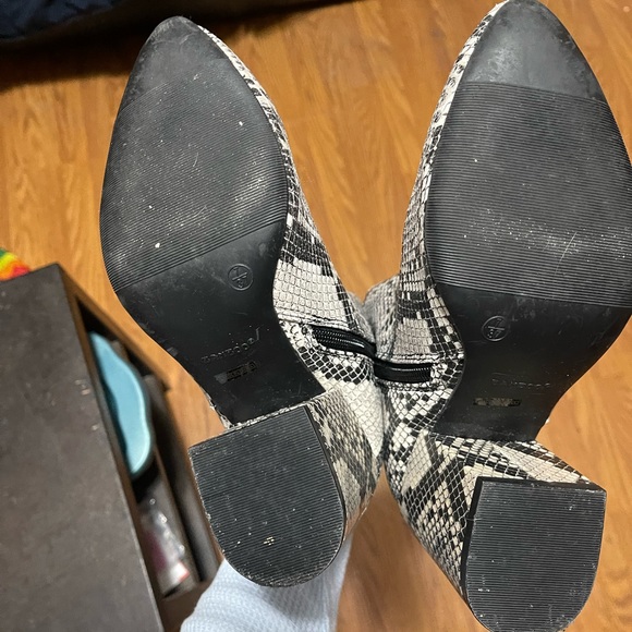 BAMBOO Brand - Snakeskin Booties Size 7 - Picture 4 of 5